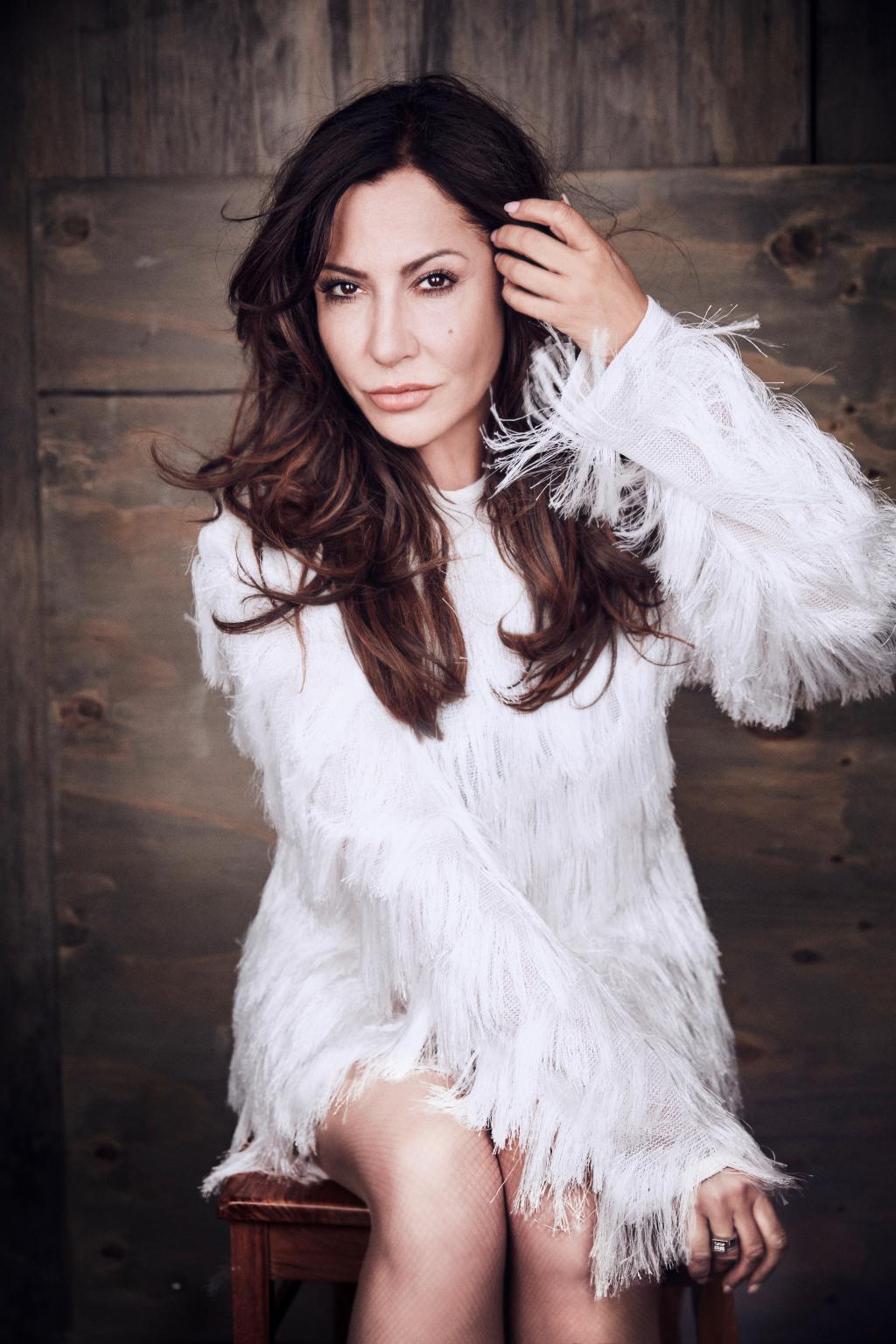 The Enchanting Allure of Simone Thomalla: Unveiling the Timeless Beauty